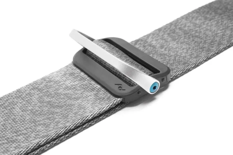 peak-design-slide-popielaty-klamra
